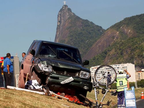 Carro invade ciclovia no Aterro do Flamengo, na altura do Morro da Viúva, no sentido Centro