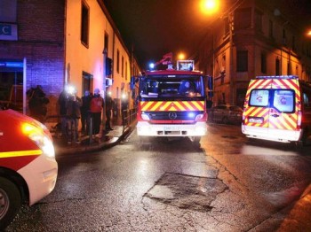 Veículos de serviços de emergência bloqueiam rua durante operação para prender suspeito de ter matado quatro pessoas em escola judaica em Toulouse.