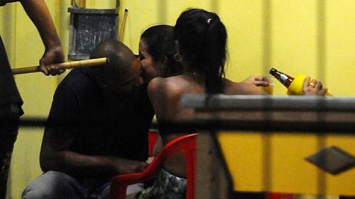 Jogador Adriano, do Flamengo, aproveitando a noitada em Búzios