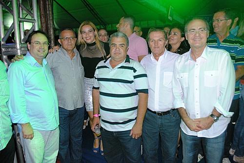 Renan com prefeito Luciano e convidados no camarote central do festival
