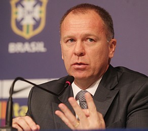 Posição de Mano Menezes no comando da seleção brasileira fica na corda bamba