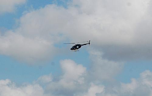 Helicóptero da PM realiza buscas na região