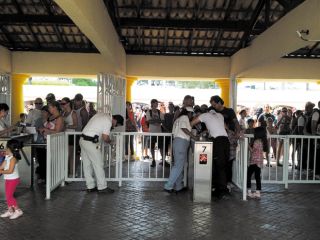 Turistas na portaria, com 1 hora de antecedência para a abertura do parque