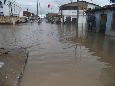 Chuva alaga casas e avenidas em São Miguel dos Campos