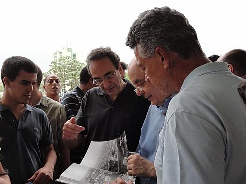 Integrantes do Centro Cultural Ruth Cardoso mostram trabalhos culturais ao pré-candidato José Serra