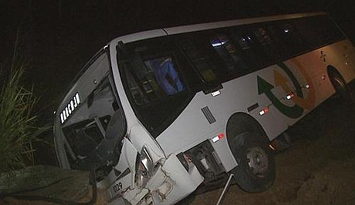 O ônibus fazia a linha Itaporanga/Aracaju quando dois homens, que já estavam no veículo, anunciaram o assalto