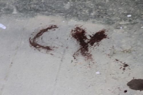 Algozes usaram o sangue da vítima para escrever as iniciais ‘CV’ próximo ao corpo, em alusão à organização criminosa carioca ‘Comando Vermelho’