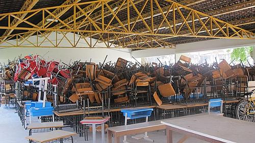Móveis da Escola Estadual Eduardo da Mota Trigueiros, em Maceió, foram amontoados na quadra porque escola passa por reformas após receber intervenção do governo estadual