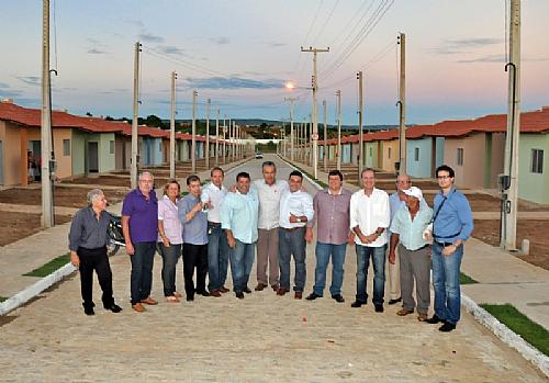 Senador Renan Calheiros visitou o conjunto em Palmeira ao lado do prefeito James e outras autoridades