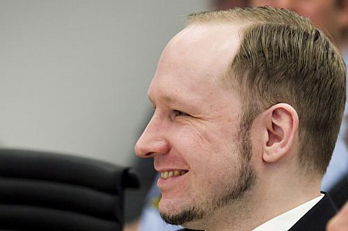 Anders Behring Breivik sorri no tribunal nesta terça-feira (17)
