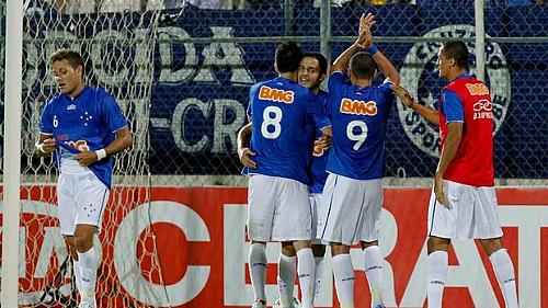 Jogadores do Cruzeiro festejam um dos gols da vitória