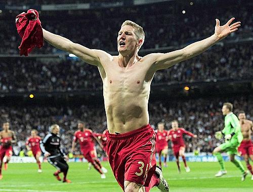 Schweinsteiger comemora após marcar, de pênalti, o gol que levou o Bayern à final