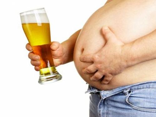 Apesar de estar relacionada ao ganho de peso, a cerveja não é a única responsável pela barriguinha