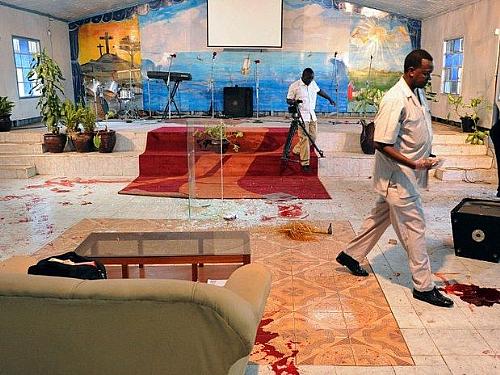 Sangue é visto em chão de igreja do Quênia depois de ataque a granada
