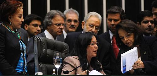 A presidente Rose de Freitas e parlamentares durante a sessão do Congresso que criou a CPI do Cachoeira