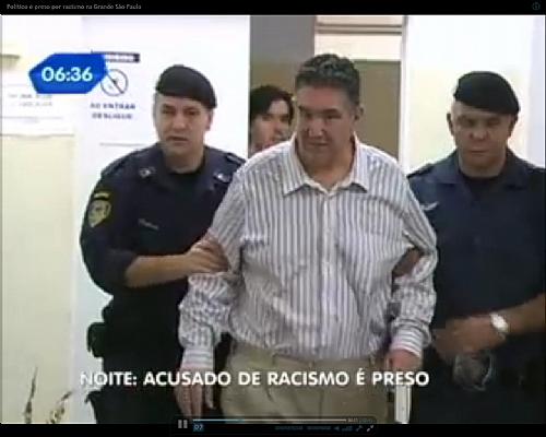 Adriano Giovanni Pieroni sendo conduzido para a Delegacia de Polícia Civil após ser acusado de racismo contra guarda civil