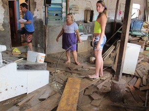 Moradores contabilizam prejuízos causados pela chuva em Teresópolis
