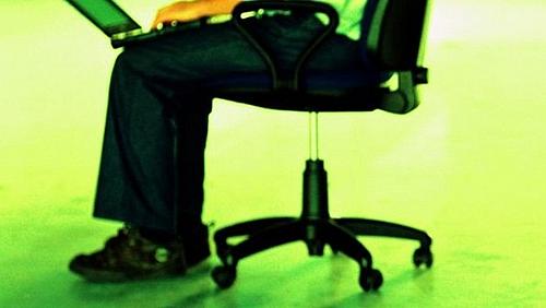Preso à cadeira: mesmo quem precisa passar muito tempo sentado pode adotar alguns hábitos para amenizar os prejuízos