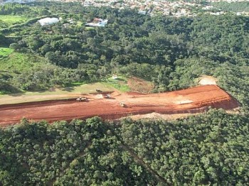 Pista de voo da Fazenda Piquet estava sendo ampliada ilegalmente, invadindo a mata da APP da bacia de São Bartolomeu