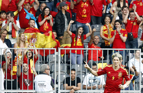 Torres comemorando o gol