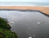 Lixo é levado para o mar