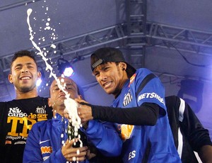Léo e Neymar estouram champanhe na festa do centenário: que fantasma?