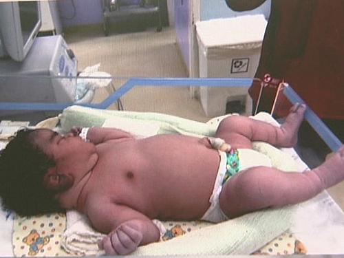 Kézia Silva Santos nasceu no dia 26 de abril pesando 6,010 kg e com 70 cm