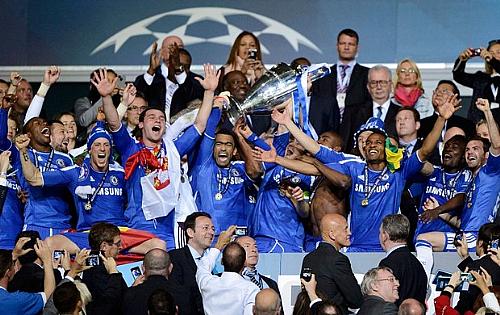 Jogadores do Chelsea erguem a taça inédita para a galeria do clube no Stamford Bridge