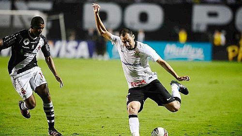 Danilo tenta a jogada, marcado por Renato Silva