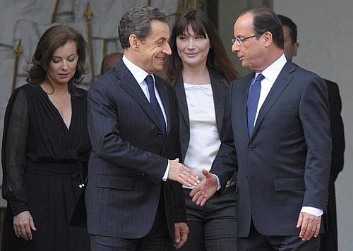 Nicolas Sarkozy e François Hollande, no Palácio do Eliseu, em Paris. Esse foi o último gesto de Sarkozy no poder