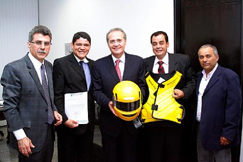 Renan e o senador Romero Jucá com presidente do Sindicato dos Mototaxistas e Motoboys de Alagoas, Ed Sampaio, e José Barreto de Melo, presidente do Sindimoto (RN)