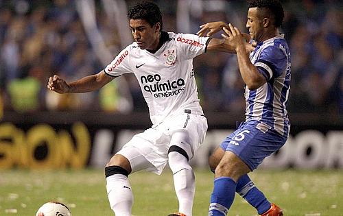 Paulinho se protege da marcação do jogador do time equatoriano