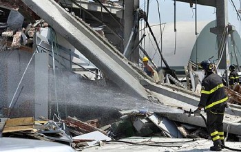 Bombeiros combatem fogo em fábrica destruída em Mirandola