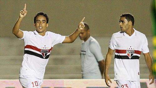 Jadson comemora gol do São Paulo contra Goiás