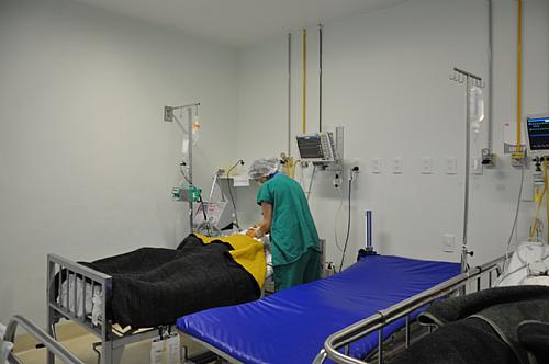 Médica Kátia Arruda avalia paciente no centro cirúrgico