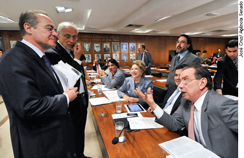 Renan acompanhou votação de seu relatório na reunião da CCJ