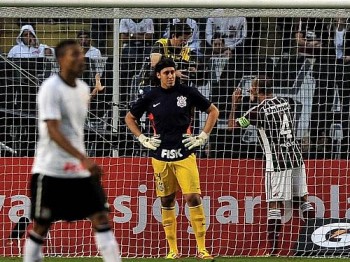 Cássio lamenta, enquanto Leandro Euzébio comemora o gol decisivo atrás das redes