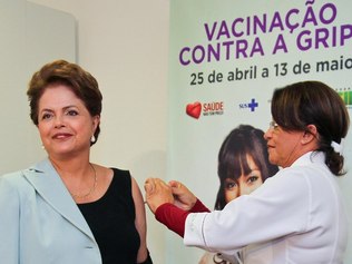 A presidenta Dilma Rousseff durante a campanha para vacinação contra a gripe no ano passado