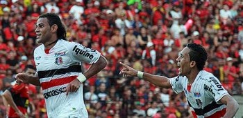 Dênis Marques comemora gol na Ilha do Retiro