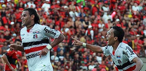 Dênis Marques comemora gol na Ilha do Retiro