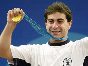 Galabin Pepov Boevski recebe medalha de ouro no levantamento de peso em Sydney 200