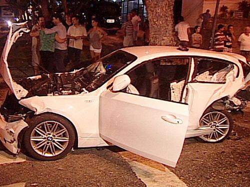 BMW que se envolveu em acidente ficou destruída