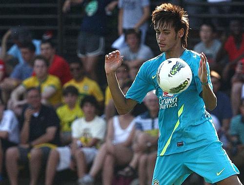 Neymar em treino desta segunda-feira: santista junto a Hulk e Pato no ataque
