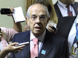 O advogado Márcio Thomaz Bastos em entrevista após reunião da CPI