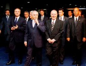 Michel Temer ladeado pelos senadores Valdir Raupp, Renan e José Sarney