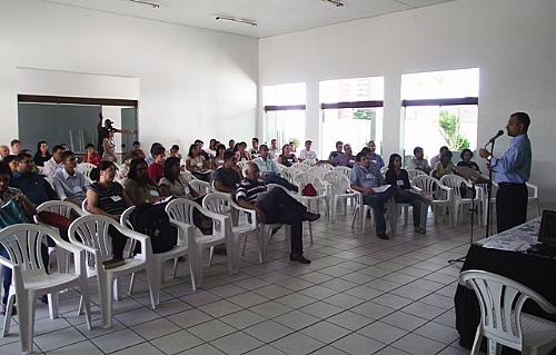 Pastor Roberto Amorim apresenta as boas-vindas aos alunos e fala sobre o objetivo da escola