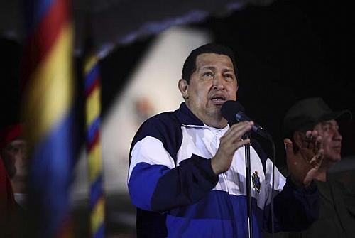 O presidente da Venezuela, Hugo Chávez, discursa ao chegar ao aeroporto de Caracas nesta sexta-feira (11)