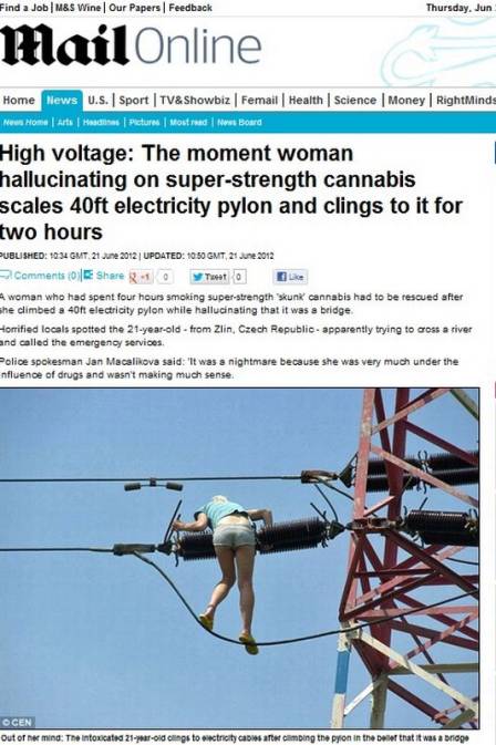 A moça subiu em uma torre de alta voltagem