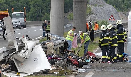Um acidente de ônibus próximo a um túnel matou 7 pessoas e deixou 44 feridos neste sábado (23) em Sveti Rok, a 230 quilômetros de Zagreb, capital da Croácia. O veículo, que rumava para a cidade de Split, levava 50 pessoas