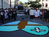 Centenas de fiéis acompanham procissão de Corpus Christi